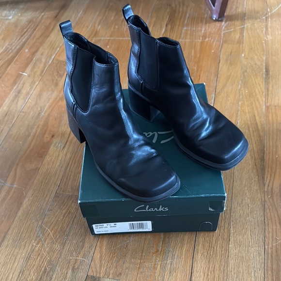 Clarks Sleek Black Leather Chelsea Boots SZ 7.5, square toe, block heals, NIB - Picture 1 of 10